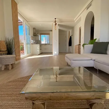 Luxurious Penthouse With 180m2 Sunlit Terrace * Εστεπόνα
