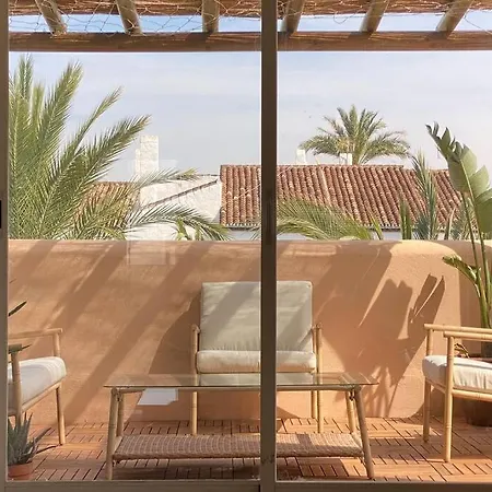 Luxurious Penthouse With 180m2 Sunlit Terrace Διαμέρισμα