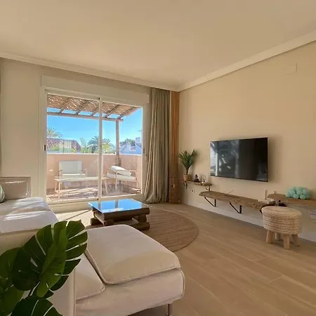 Luxurious Penthouse With 180m2 Sunlit Terrace * Εστεπόνα