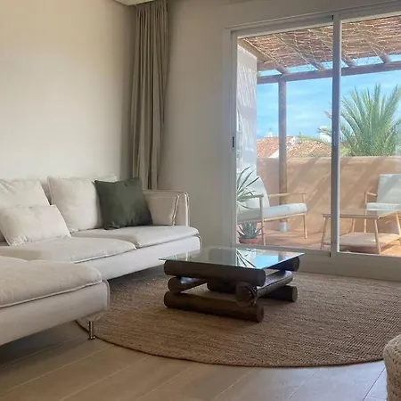 Luxurious Penthouse With 180m2 Sunlit Terrace شقة *