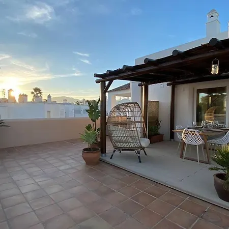 Luxurious Penthouse With 180m2 Sunlit Terrace إِستيبونا
