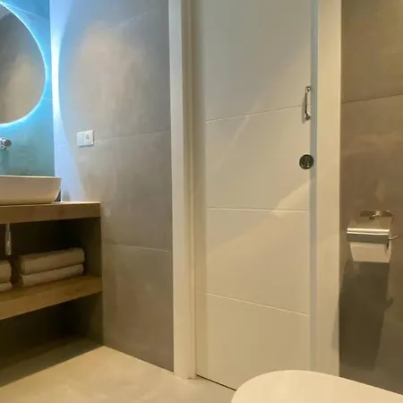 Διαμέρισμα Luxurious Penthouse With 180m2 Sunlit Terrace *